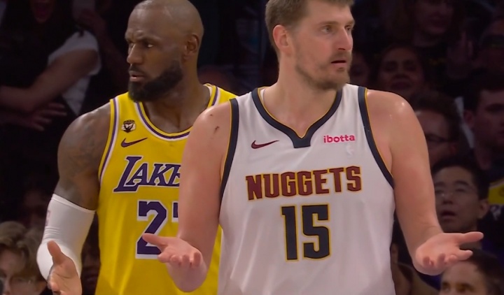 乐鱼网址-一时瑜亮!约基奇与詹姆斯两人同时摊手 表达对判罚的不满!